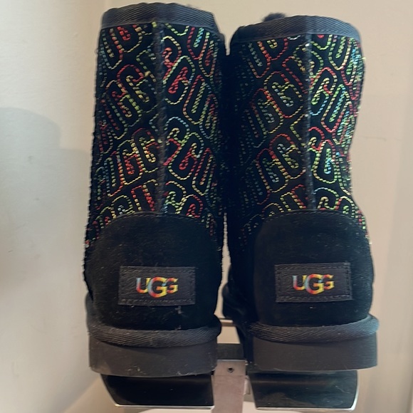 UGG Classic II Graphic Stitch Boot - Kids Authentic NWT - Picture 6 of 7